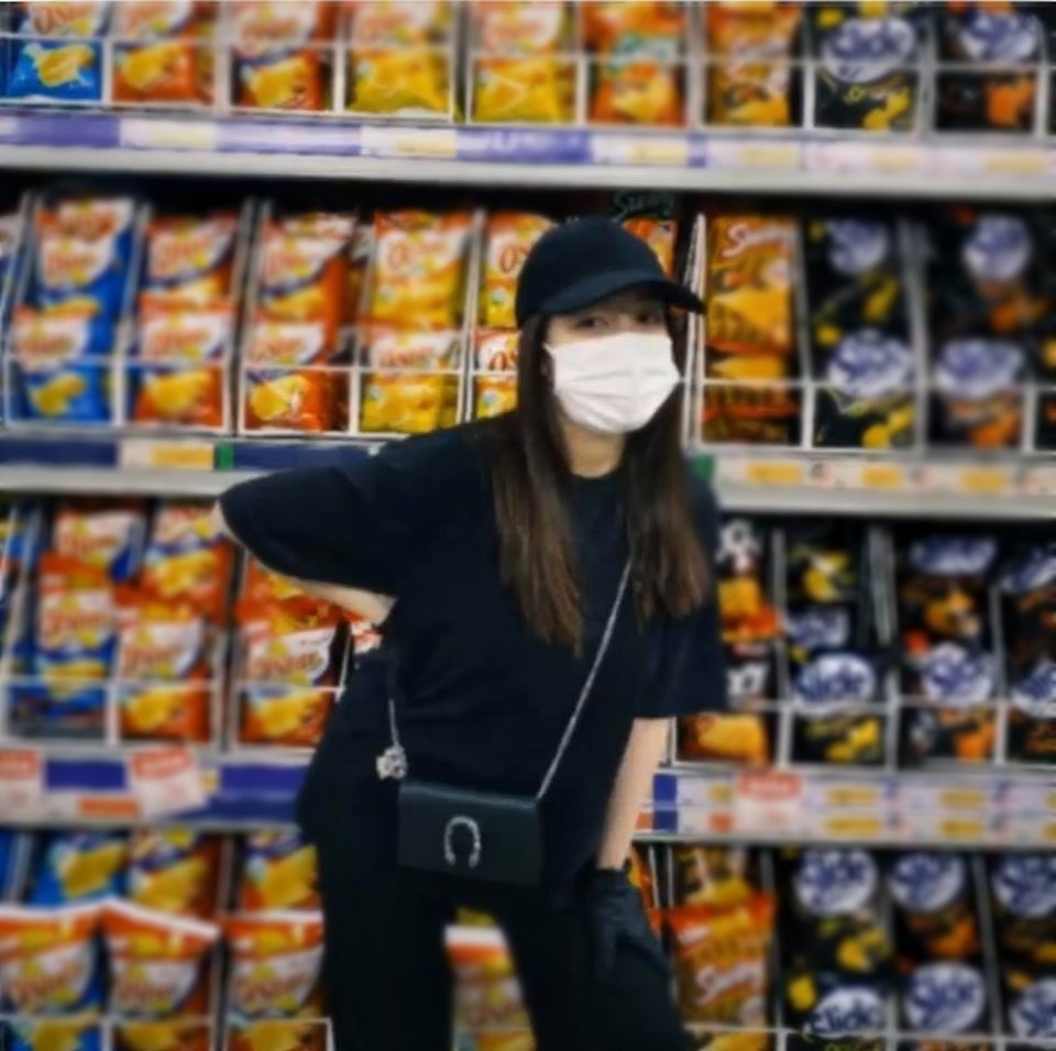  
Cô nàng còn tự đi siêu thị, bộ cánh đen đơn giản được kết hợp cùng túi Gucci đồng màu. (Ảnh: Chụp màn hình)