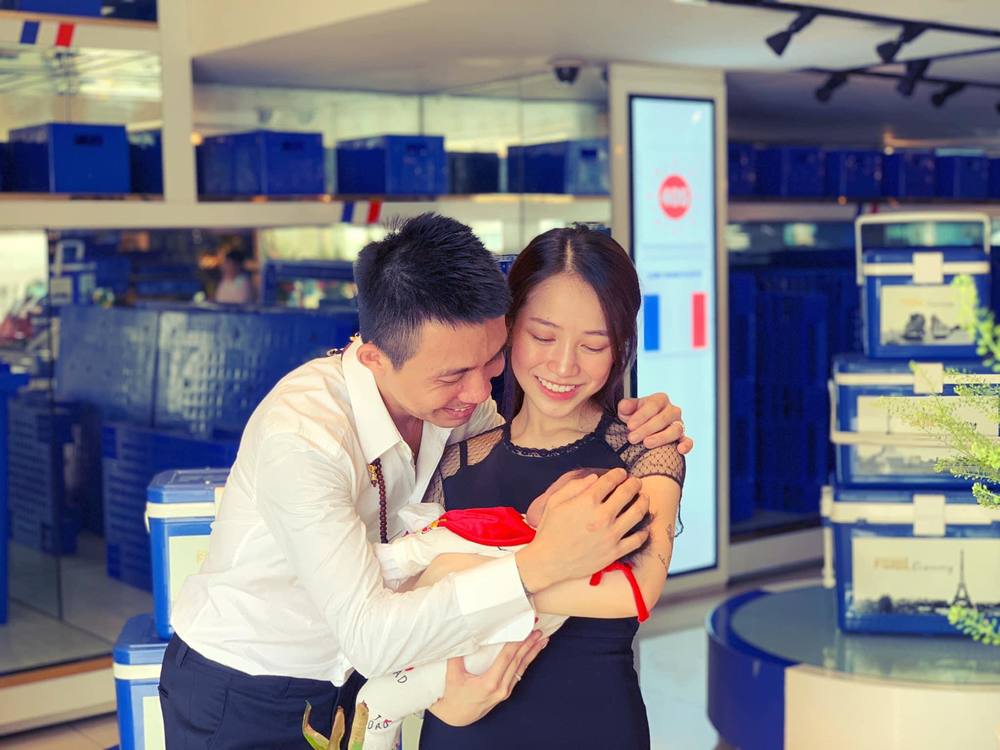  
Joyce Phạm đưa em bé về nhà thăm ông ngoại, Minh Nhựa hạnh phúc khi lên chức ông ở tuổi 37. (Ảnh: FBNV)