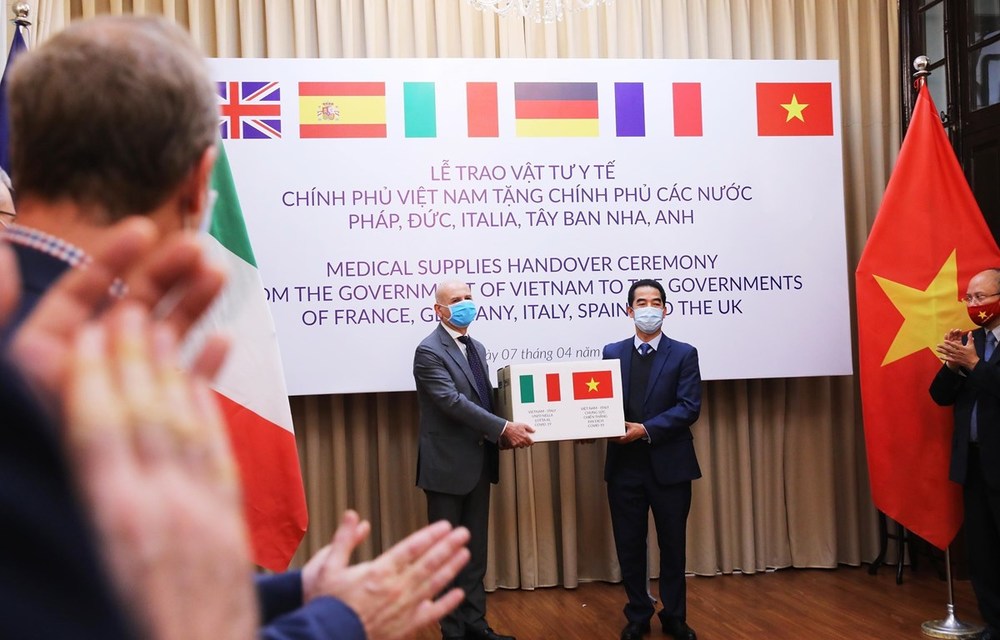   
 Thứ trưởng Bộ ngoại giao Tô Anh Dũng trao hàng hỗ trợ của Việt Nam tới Đại sứ Italia tại Việt Nam. (Ảnh: TTXVN)