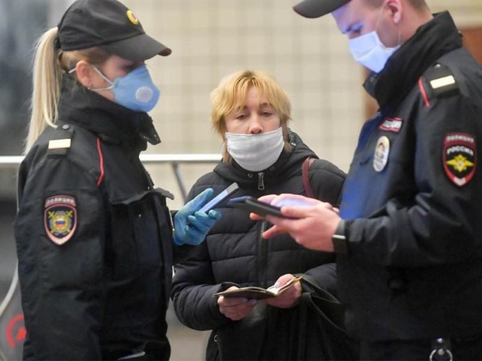  
Cảnh sát Nga khi làm việc phải đeo khẩu trang để ngăn chặn lây lan virus. (Ảnh: TASS)