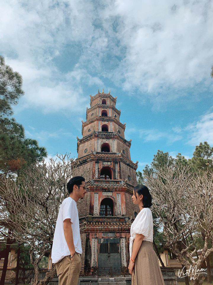  
Dạo chùa Thiên Mụ, thưởng thức vẻ đẹp cổ kính của ngôi chùa cổ nhất xứ Huế.