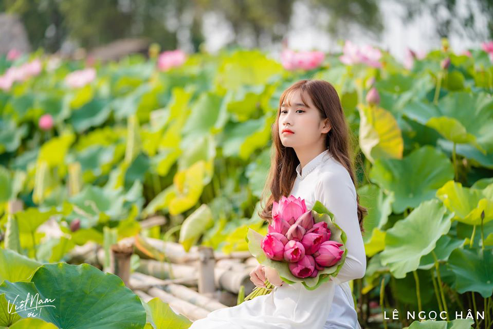  
Tại đầm sen ở Bắc Giang còn có bán kèm hoa nên đừng tiếc đầu tư 1 bó để chụp hình nhé!