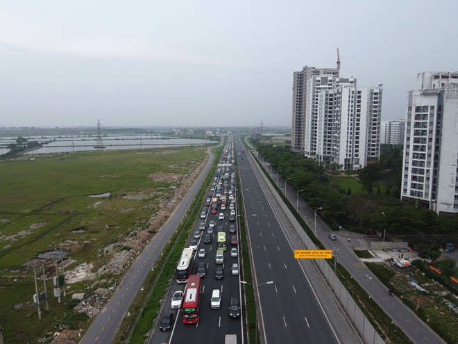  
Xe nối đuôi nhau trên tuyến cao tốc vào Hà Nội. (Ảnh: Thanh Niên)