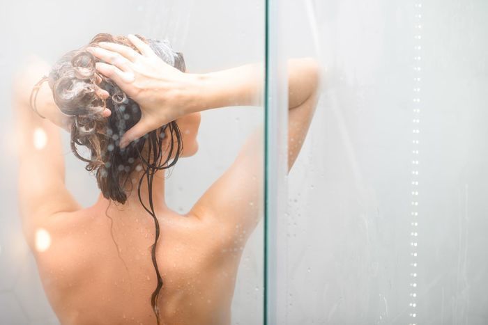  
Việc nước bắn vào tai trong quá trình tắm gội là điều khó tránh khỏi. (Ảnh minh họa: Pinterest)