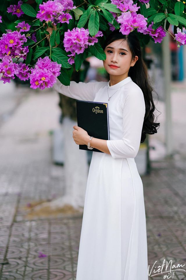  
Sắc hoa cùng vẻ đẹp của cô gái Bắc Giang càng làm bộ ảnh thêm phần xinh xắn.