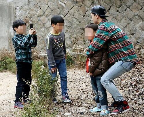  
Sehun luôn ghé thăm trung tâm, chơi đùa vui vẻ bên các em nhỏ. (Ảnh: Naver)