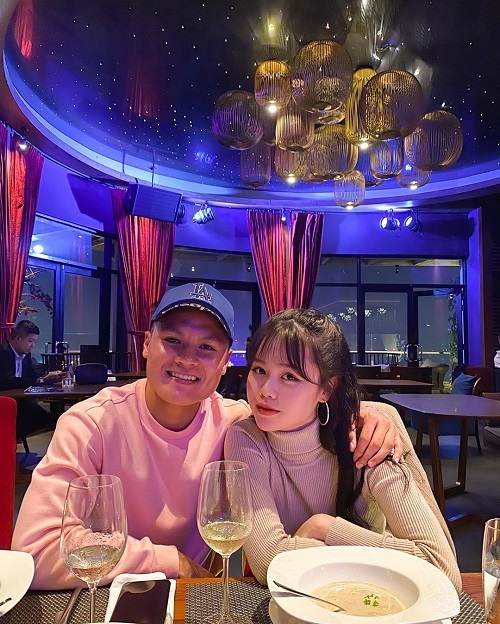  
Quang Hải cùng bạn gái mới Huỳnh Anh trong bức ảnh công khai mới đây. (Ảnh: Instagram nhân vật)