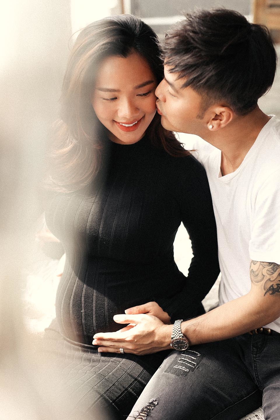  
Kim Cương - Ưng Hoàng Phúc cũng có những shoot hình như vừa cắt ra từ ảnh tạp chí. Dù đang mang thai nhưng Kim Cương vẫn vô cùng xinh đẹp, dịu dàng. (Ảnh: FBNV)