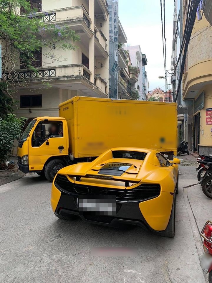  
Cuộc chạm trán đầy căng thẳng giữa hai chiếc xe màu vàng. Ảnh: Hóng