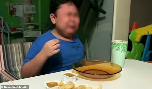  
Clip về cậu bé 9 tuổi òa khóc trước bàn ăn này hiện đang nhận được rất nhiều sự quan tâm từ cộng đồng mạng. (Ảnh cắt từ clip)