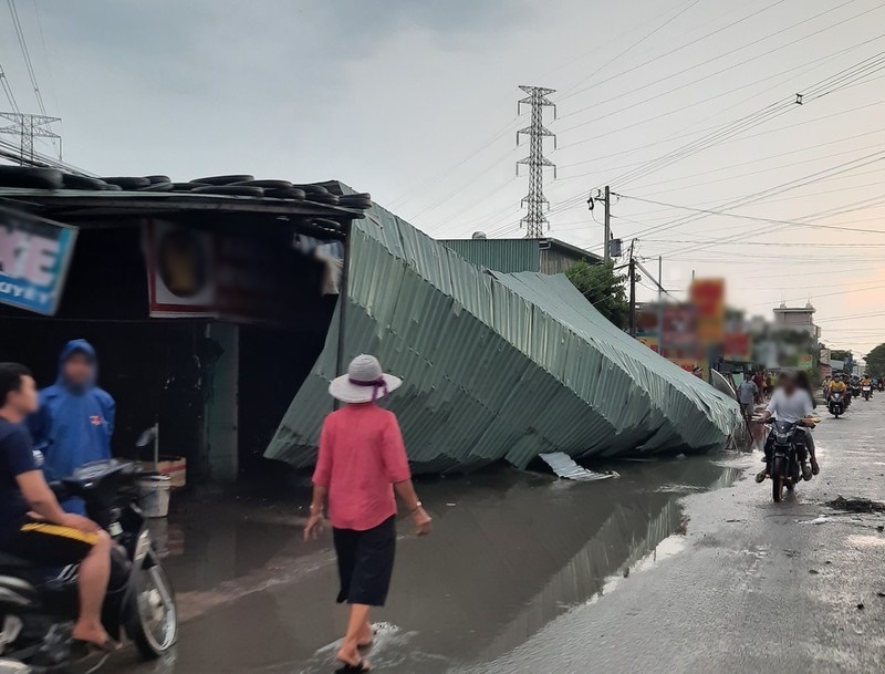 
Mái nhà của một hộ gia đình ở Bình Dương bị sập sau cơn mưa lớn (Ảnh: Báo Pháp Luật)