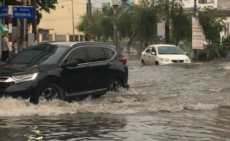  
Một tuyến đường ở thành phố Thủ Dầu Một bị ngập nước do mưa lớn. (Ảnh: Báo Pháp Luật)