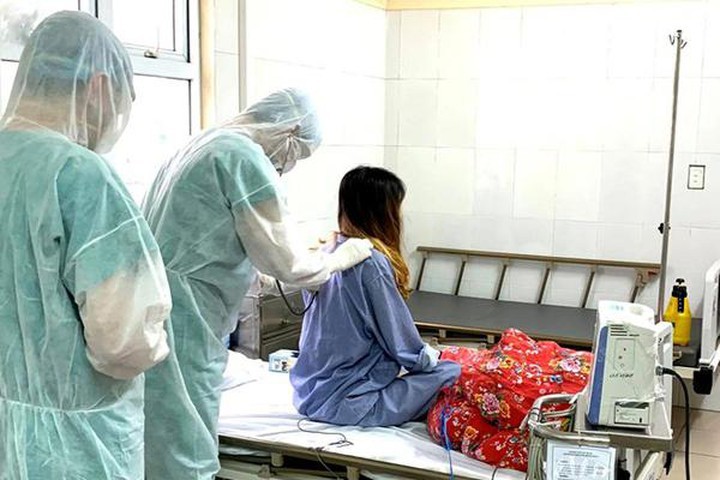  
Theo một bác sĩ, bệnh nhân 52 là ca bệnh được xét nghiệm nhiều lần nhất Việt Nam (Ảnh: VTV)