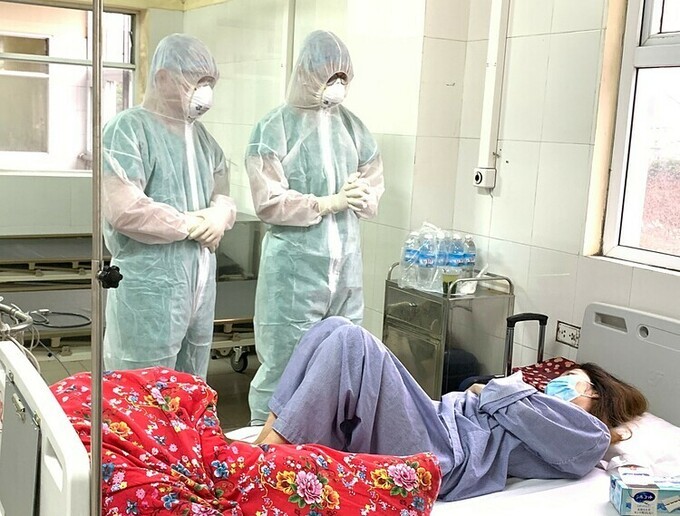 Các bác sĩ tại Bệnh viện số 2, Quảng Ninh kiểm tra sức khỏe cho bệnh nhân 52 (Ảnh: Vnexpress)