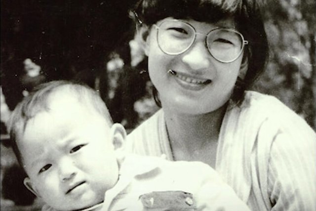  
Hình ảnh bà Li và cậu con trai 2 tuổi trước khi vụ bắt cóc diễn ra. (Ảnh: Sohu)