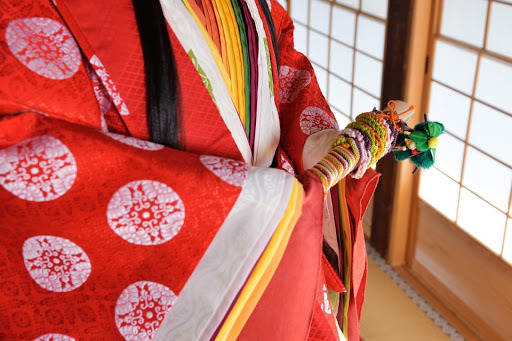  
Bộ trang phục này thường đi kèm cùng chiếc quạt giấy vừa thể hiện thân phận vừa bảo vệ thanh danh của người phụ nữ Nhật xưa (Ảnh: Pinterest)