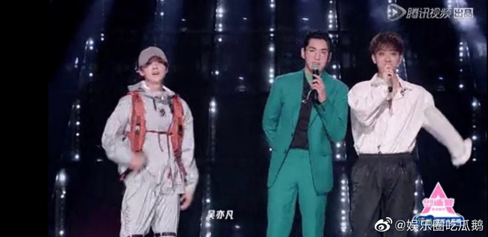  
Lộc Hàm bị chê lép vế khi đứng cùng Ngô Diệc Phàm và Hoàng Tử Thao trên sân khấu. (Ảnh: Weibo).