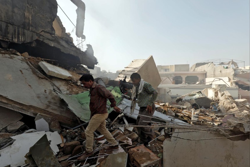  
Nhiều ngôi nhà bỗng chốc trở thành đống đổ nát (Ảnh: Reuters)