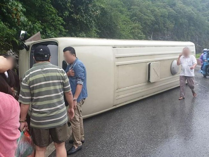 Chiếc xe gặp sự cố, lật nghiêng trên đường từ Hòa Bình về Hà Nội (Ảnh: FB Thuận Hóa)