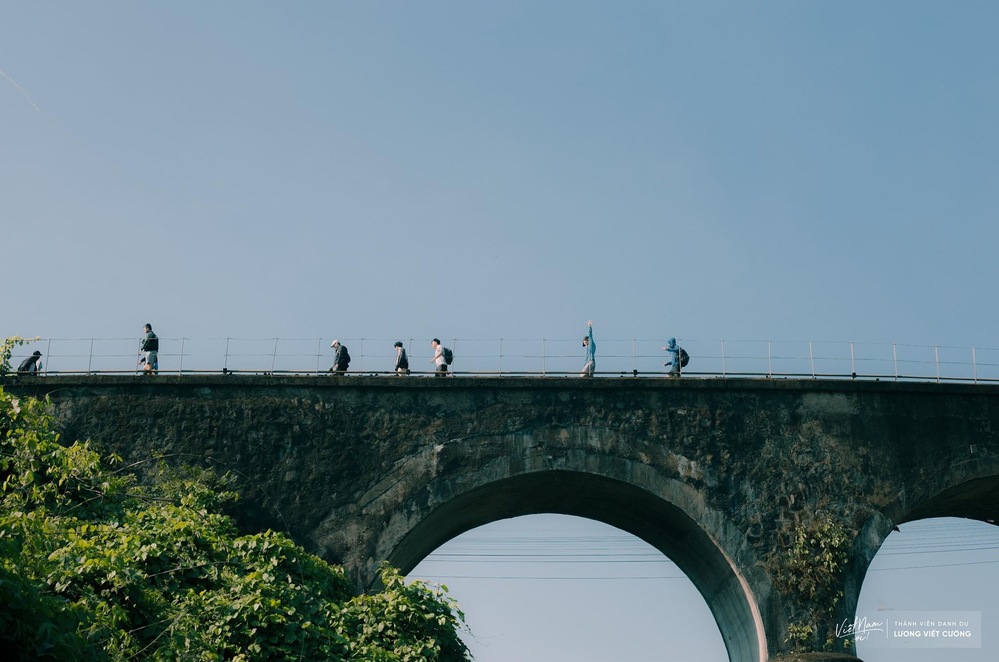  
Cầu Vòm Đồn Cả tạo nên một khung cảnh giống y hết những bộ phim Nhật Bản hay Hàn Quốc.