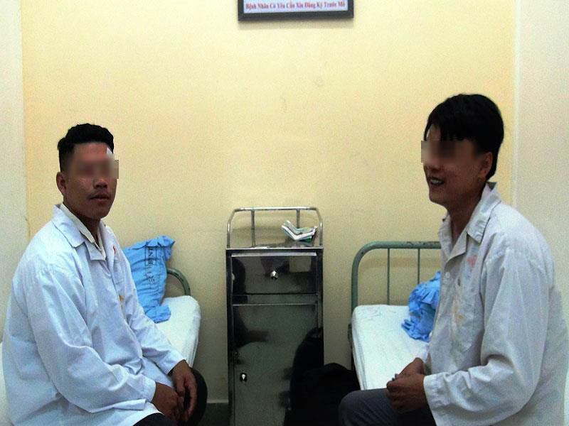  
Hai bệnh nhân từng được phẫu thuật ghép giác mạc từ người hiến tặng (Ảnh: PLO)