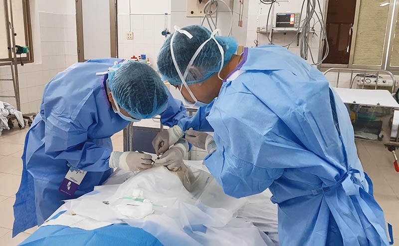  
Các bác sĩ Trung tâm Mắt, Bệnh viện Trung ương Huế thực hiện lấy giác mạc hiến tặng của chàng trai ở Phú Yên (Ảnh: PLO)