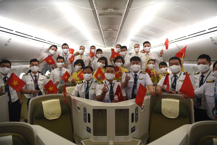 Phi hành đoàn trong chuyến bay đầu tiên đưa công dân Việt Nam từ Mỹ về nước vào ngày 7-8/5/2020. (Ảnh: Vietnamnet)