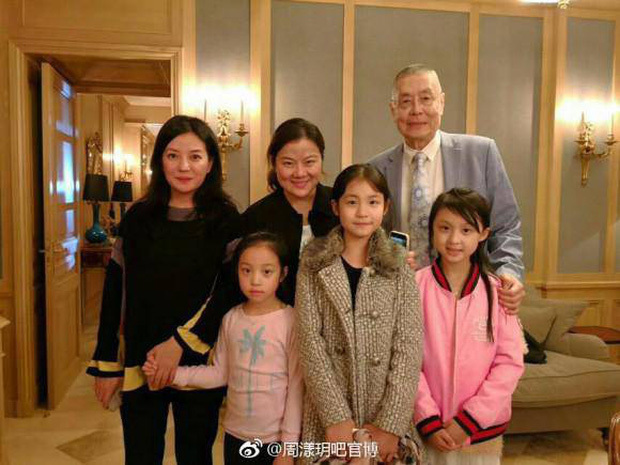  
Từng có lúc Triệu Vy bị mỉa mai vì không chú trọng cho ngoại hình của con. Ảnh: Weibo