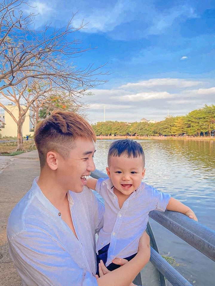  
Huy Cung và con trai mặc áo cặp chụp ảnh vui tươi (Ảnh: FBNV).