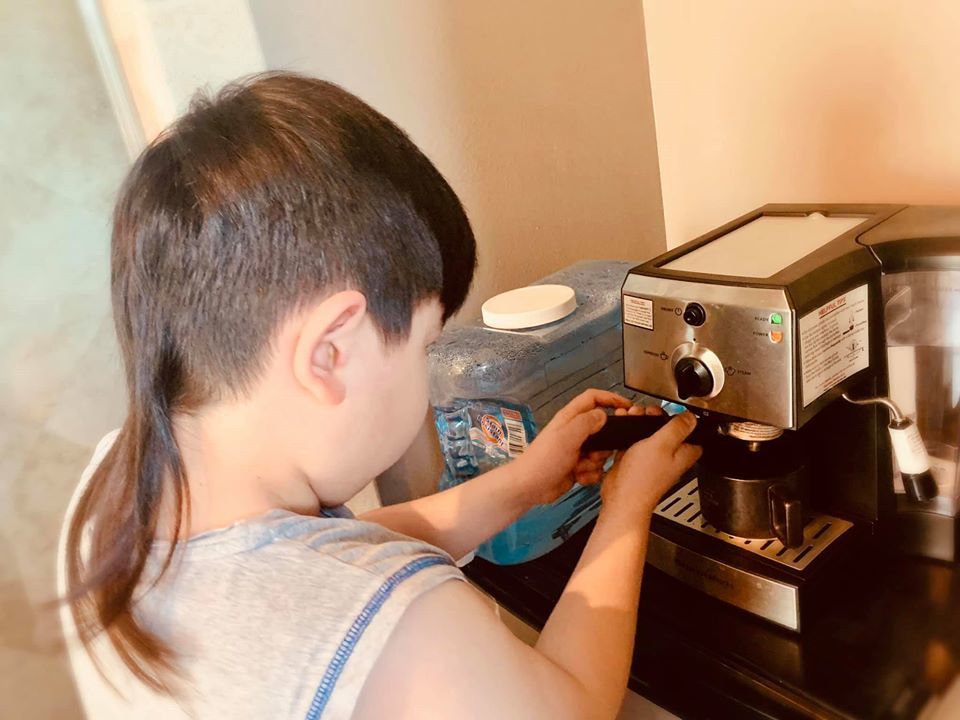  
Kenzi đang tập pha cà phê. (Ảnh: FBNV)