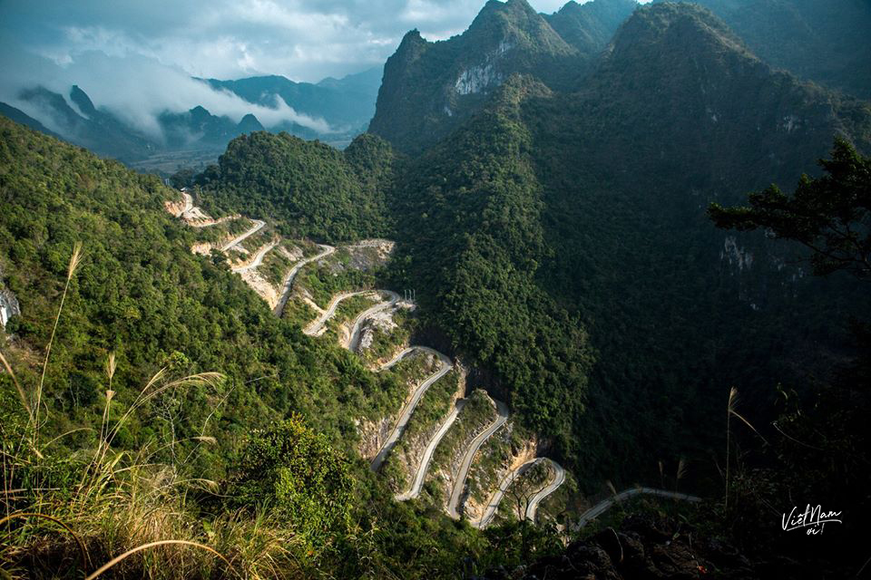  
Đèo Mẻ Pia 14 tầng tại Cao Bằng, cung đường "thách thức" mọi phượt thủ trong hành trình khám phá các tỉnh miền núi phía Bắc.