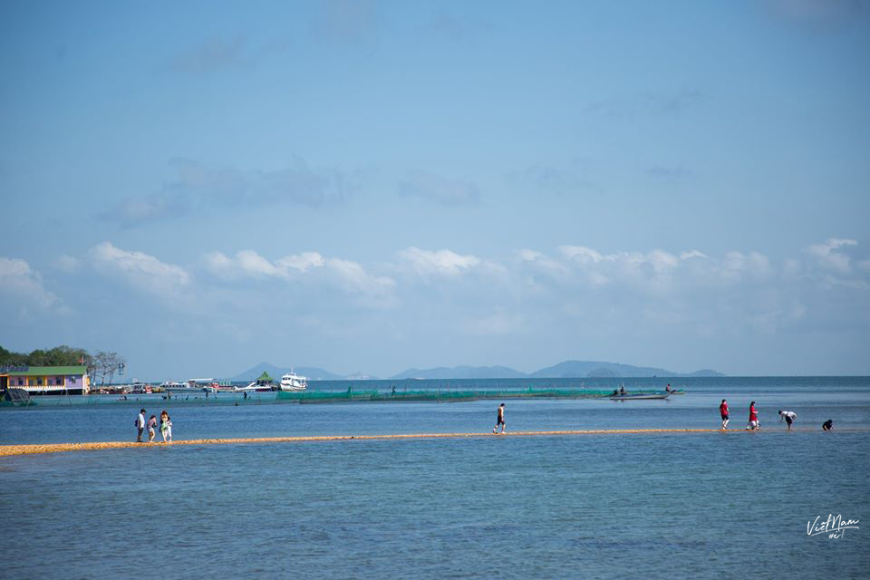  
Cung đường biển "xẻ đôi" tại Bà Lụa, Kiên Giang khiến du khách thích thú vì hai bên là nước xanh trong.