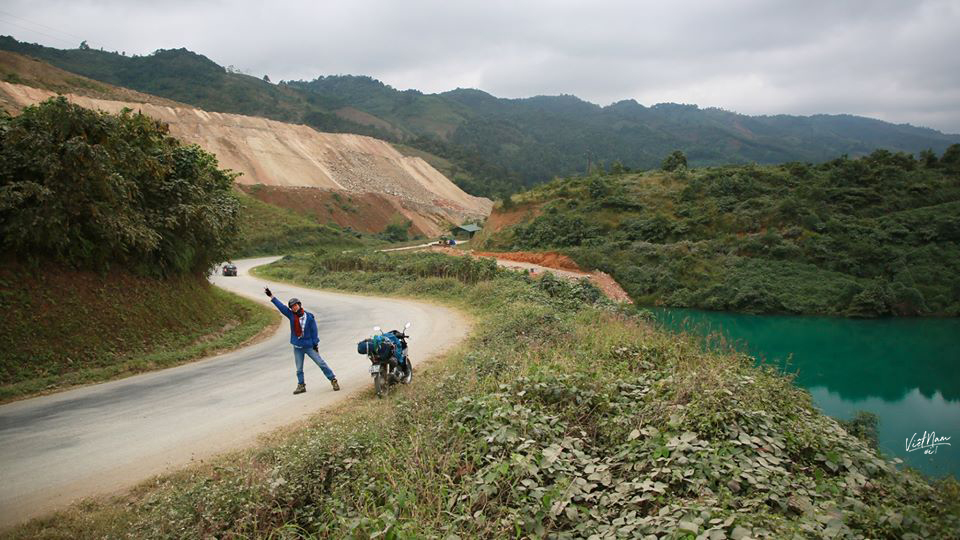  
Cung đường biên giới Việt Trung, gần sông Lũng Pô thuộc tỉnh Lào Cai. Đây là cung đường quan trọng và cũng có khá nhiều điều đặc biệt.