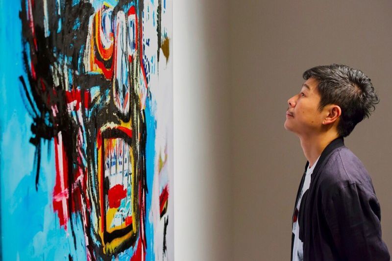  
Yusaku Maezawa và bức tranh trừu tượng của Jean Michel Basquiat (Ảnh: @Yusaku Maezawa)
