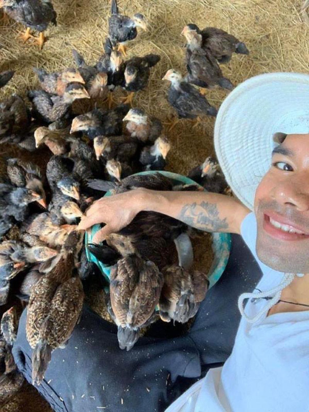  
Yasuy hiện tại rất hứng thú với công việc nuôi gà, chăn lợn. Ảnh: FB Trần Phan Huy Khánh