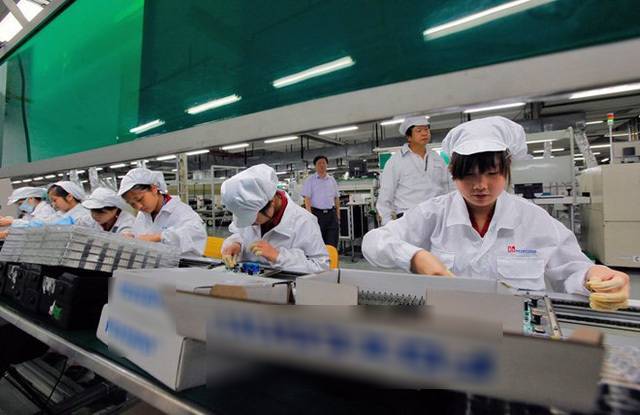  
Nhiều người Trung tự hào về dây chuyền sản xuất "ít nơi sánh được" của họ. (Ảnh: VTV)