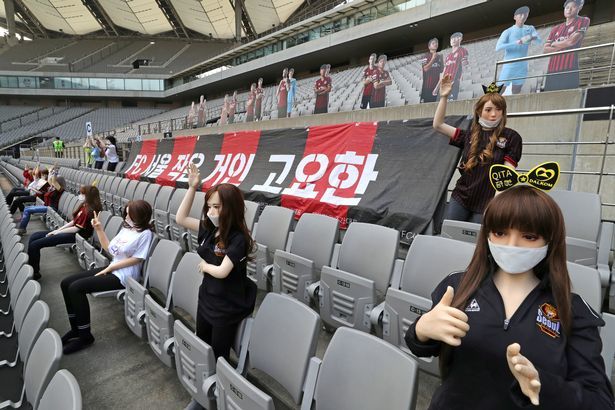  
Các ma-nơ-canh được FC Seoul sử dụng trong trận đấu với Gwangju FC. (Ảnh: ​REUTERS)