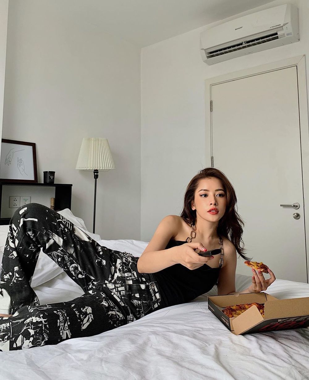  
Chi Pu đăng ảnh thư thái ăn pizza nhưng không kém phần "trendy". (Ảnh: Instagram nhân vật)
