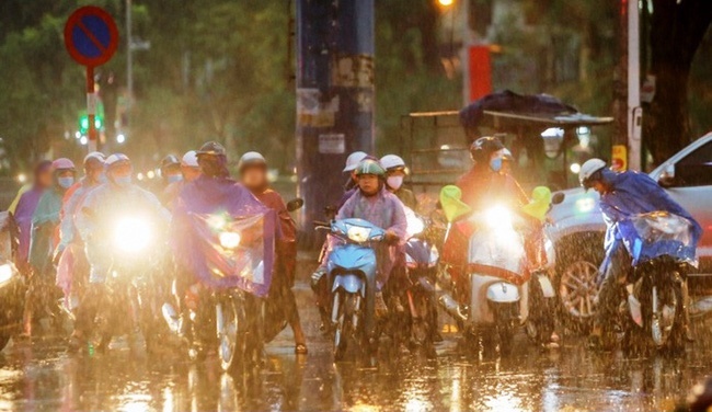  
Hà Nội trong một buổi chiều có mưa dông (Ảnh: VTV)