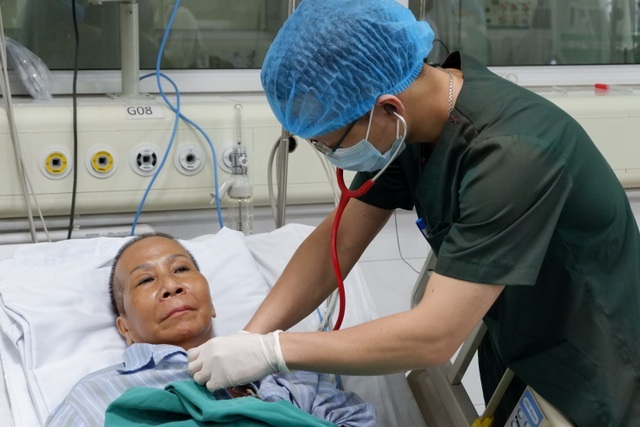  
Bệnh nhân 19 được chăm sóc tại bệnh viện Bệnh nhiệt đới Trung ương (Ảnh: Dân trí)