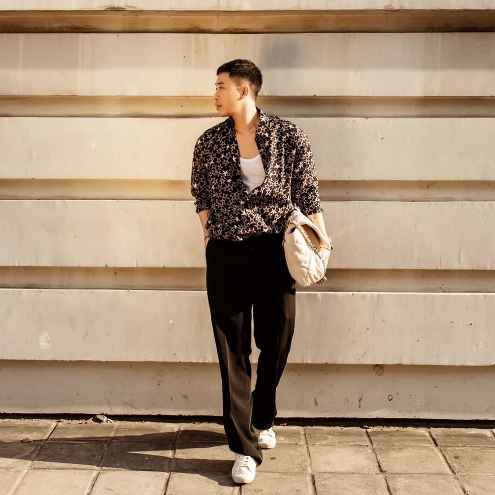  
Stylist Hoàng Ku có trong tay cả BST hàng hiệu phi giới tính, đình đám trong đó là mẫu Flag 19 Chanel phiên bản lớn nhất, item tương tự với mẫu túi Jennie yêu thích. (Ảnh: Instagram nhân vật)