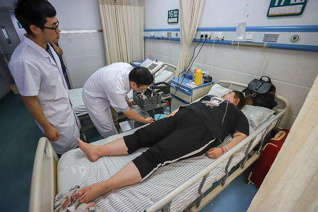  
Hình ảnh Xiaoli đến bệnh viện Nhân dân Thành Đô để phẫu thuật thu nhỏ dạ dày. (Ảnh: Sina)