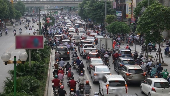  
Đường phố Hà Nội và TP.HCM đông đúc, tắc nghẽn sau kỳ nghỉ lễ 30/4, 1/5. (Ảnh: Kinh tế Đô thị).