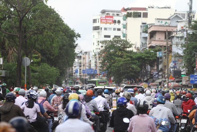  
Thành phố Hồ Chí Minh lượng người tham gia giao thông lớn khiến đường phố xảy ra ùn tắc. (Ảnh: Dân Trí).
