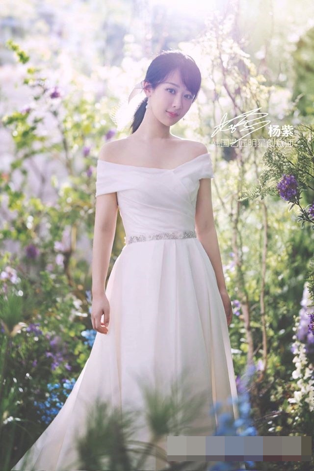  
Dương Tử như cô dâu giữa rừng hoa. Ảnh: Weibo