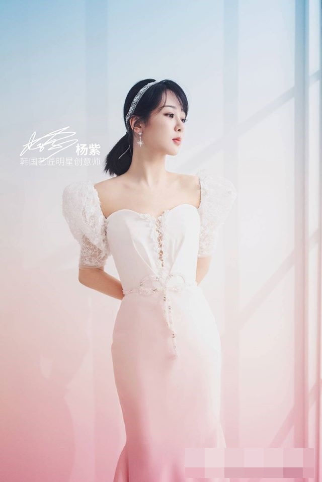  
Dương Tử diện chiếc váy trắng đơn giản nhưng vẫn xinh đẹp. Ảnh: Weibo