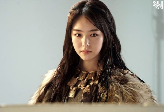  
Trước đó, cô gây chú ý khi xuất hiện trên phim Biên Niên Sử Arthdal. (Ảnh: tvN)