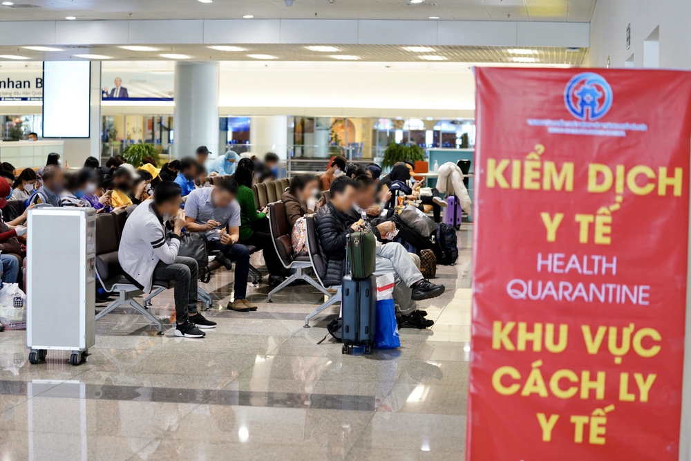  
Hành khách được kiểm tra y tế tại sân bay (Ảnh: Giáo dục và Thời đại)