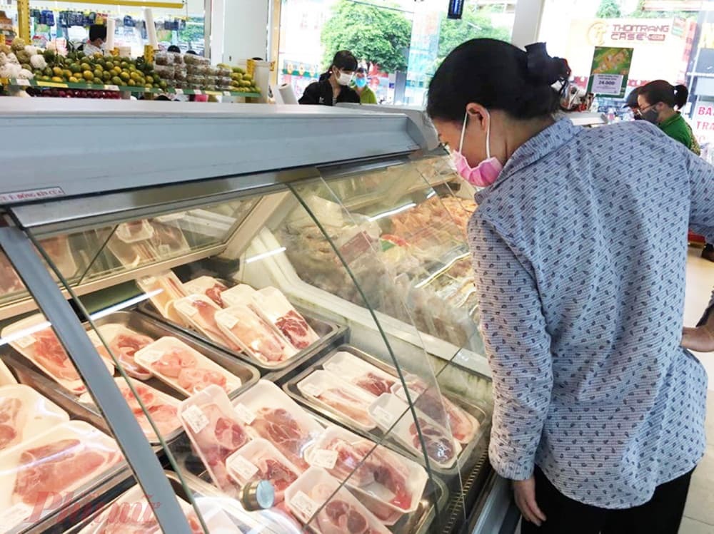  
Một bà nội trợ đang chọn mua thịt heo được bán trong siêu thị (Ảnh: Phụ nữ)