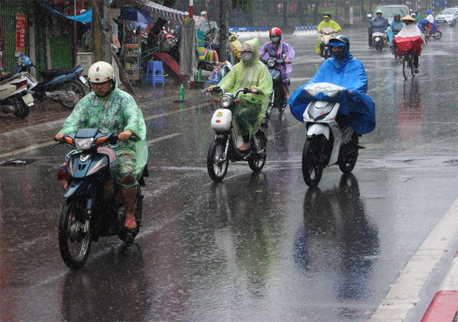  
Mọi người nên mang theo áo mưa khi ra ngoài để đề phòng có mưa bất chợt (Ảnh: VTV)